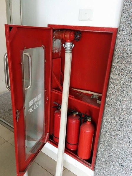 Chung cư giữa Thủ đô phải lấy nước cứu hỏa cấp cho hộ dân